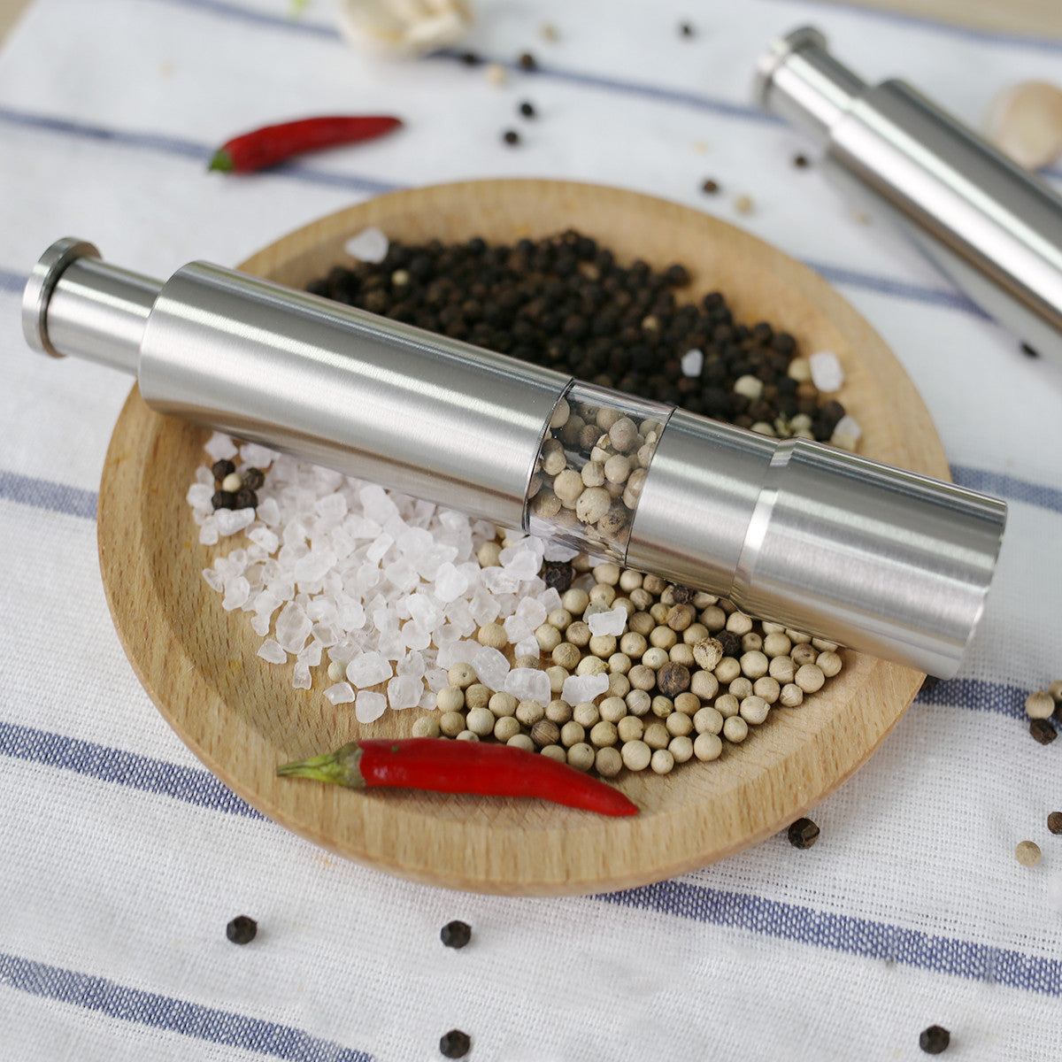 Electric Pepper Grinder with LED Light, Stainless Steel Battery Operat –  LeCoucou